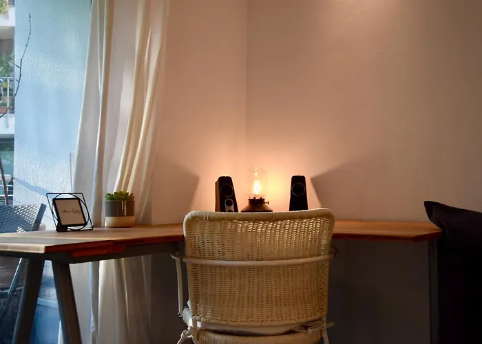 Stilvolle Wohnung Mit Balkon & Parkplatz