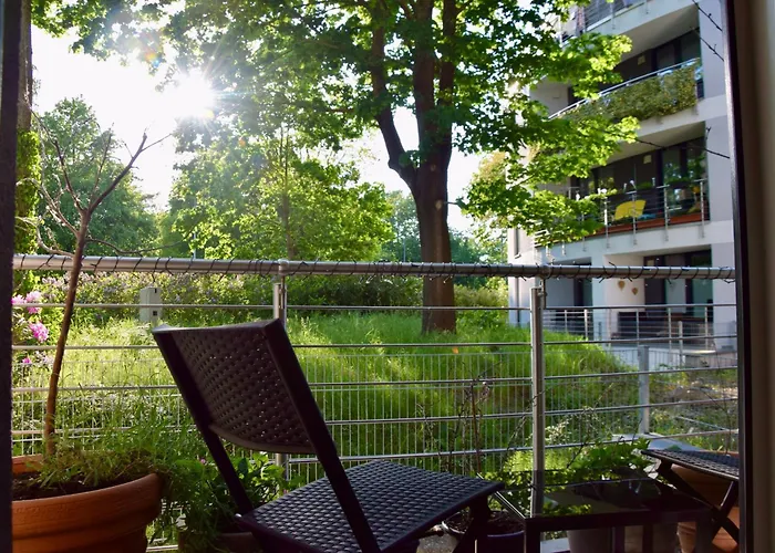 Stilvolle Wohnung Mit Balkon & Parkplatz